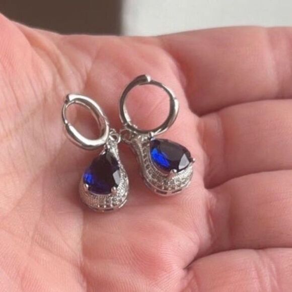 The Heirloom Blue Drop earring 925 and sapphire - Picture 7 of 8